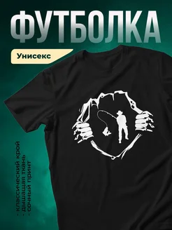 Купить футболку чёрную с принтом «Рыбак в ущелье скал» с доставкой по России